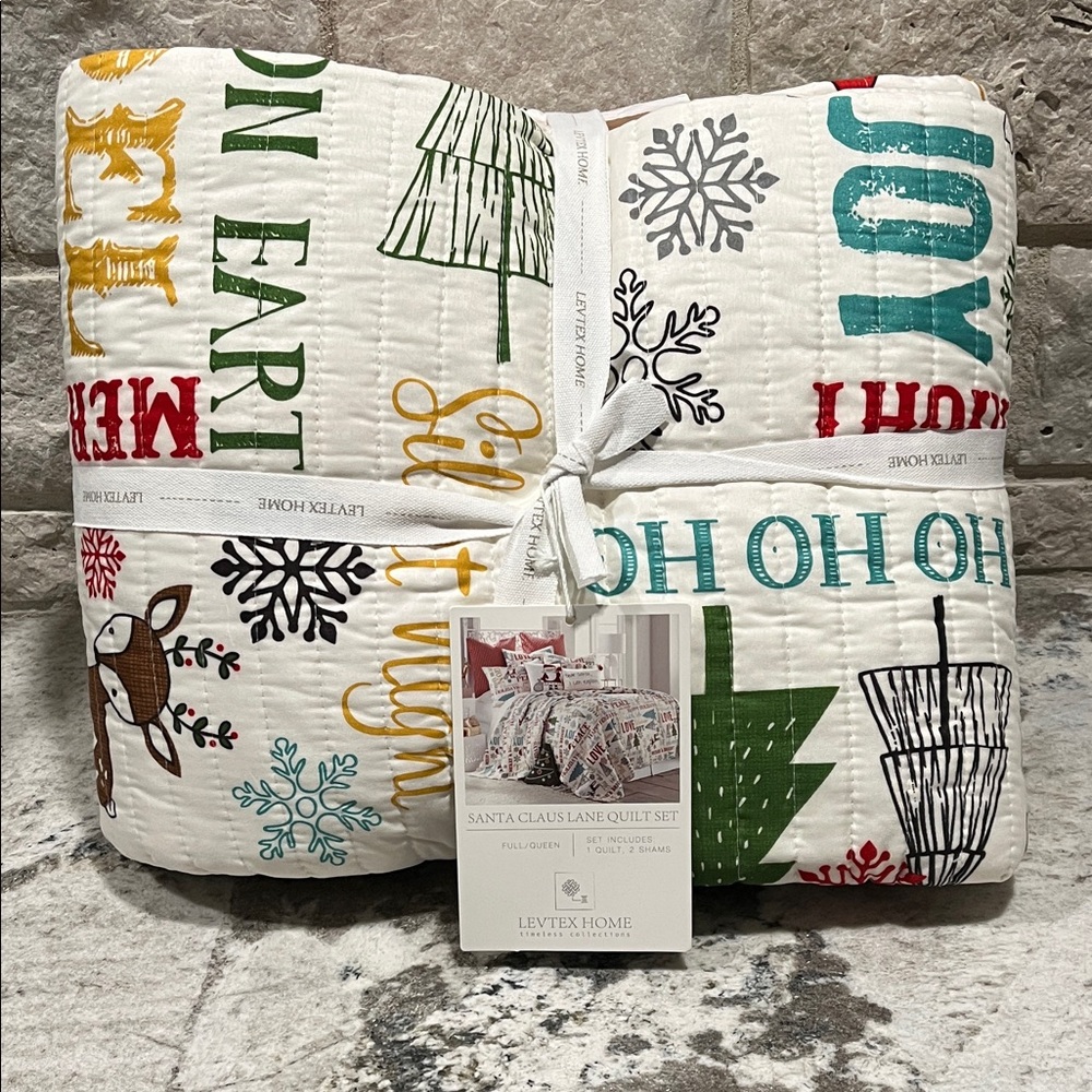 NEW Levtex Home Holiday Queen Quilt Set